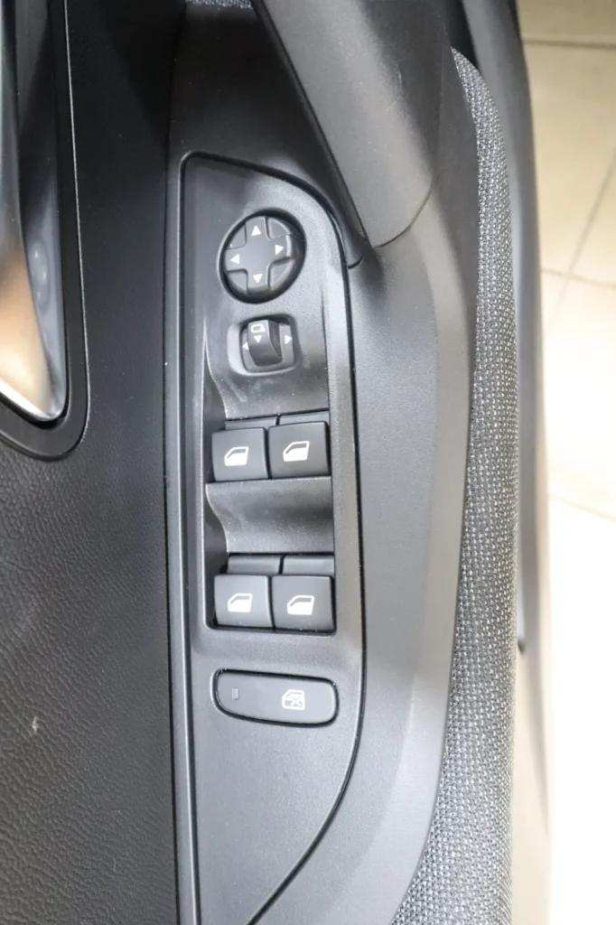 Peugeot 2008 HYBRID 1.2cc 145hp automatic  Face Lift 5000xλμ  2026